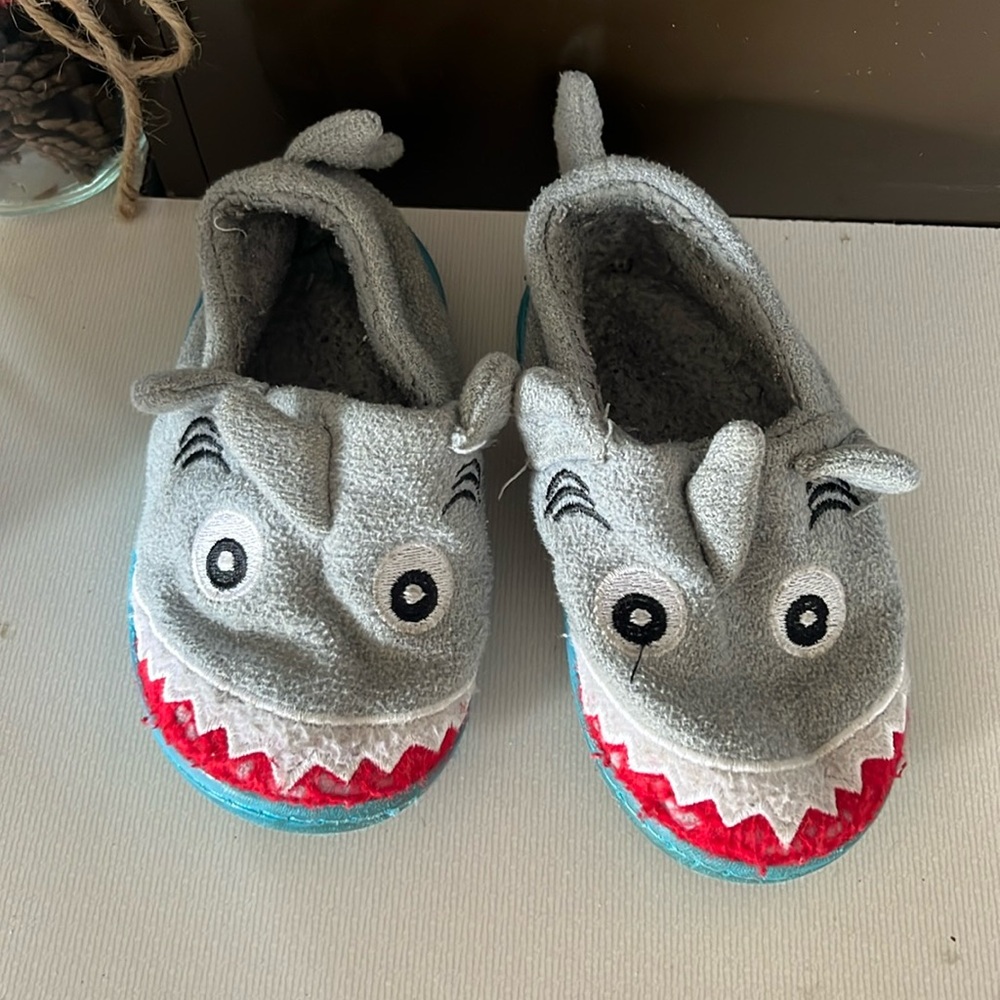 Slippers sharks size 7